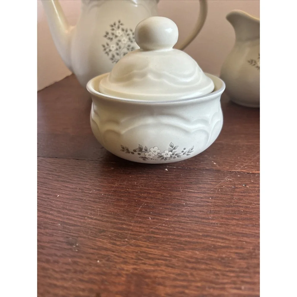 Pfaltzgraff Heirloom Beverage Tea‎ Pot w/Lid 48oz & Creamer 12oz & Sugar Bowl